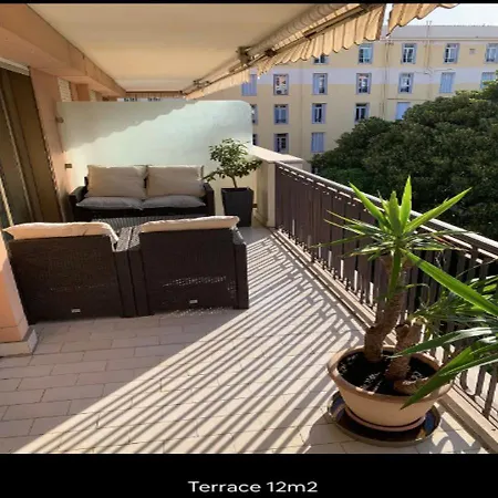 With Tropical Garden And Mountain View Location 芒通