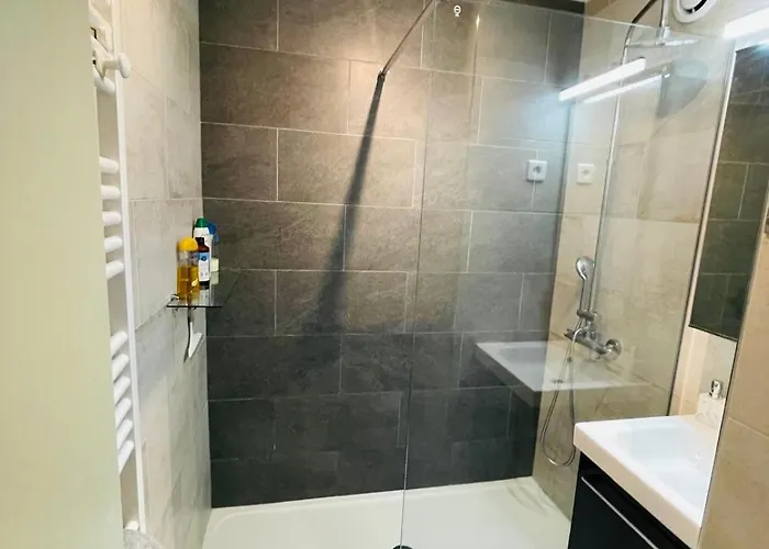 With Tropical Garden And Mountain View Location * Μεντόν